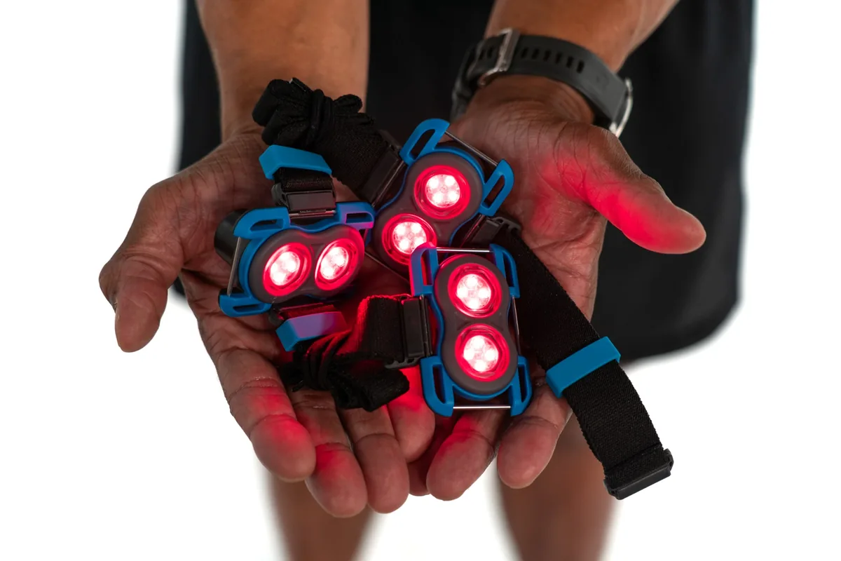 Kineon Move+ modules positioned along the lower back for targeted red light and laser therapy.