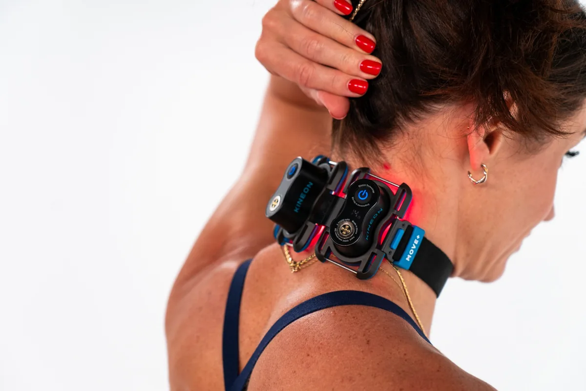 Kineon Move+ modules positioned near the neck and upper back for targeted photobiomodulation.
